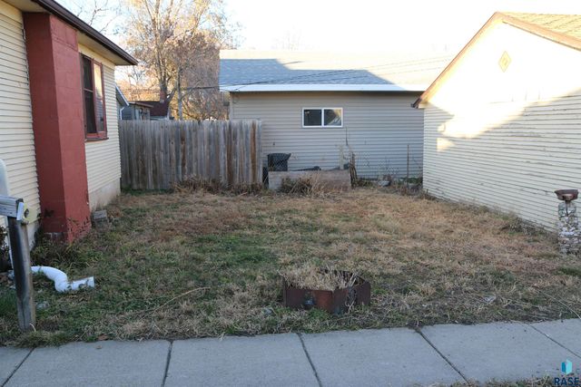 810 Locust St Street, Yankton, SD 57078