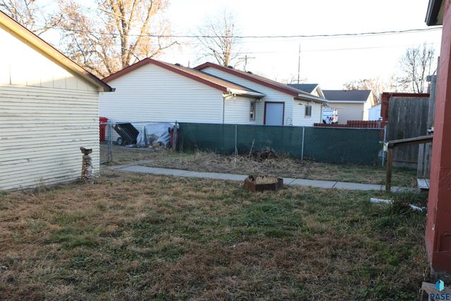 810 Locust St Street, Yankton, SD 57078