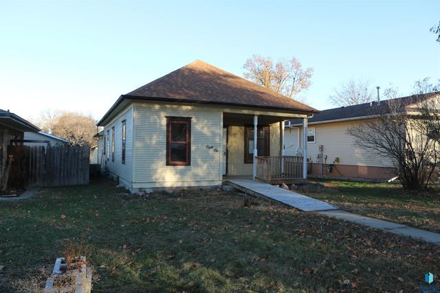 810 Locust St Street, Yankton, SD 57078