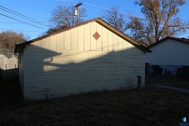 810 Locust St Street, Yankton, SD 57078