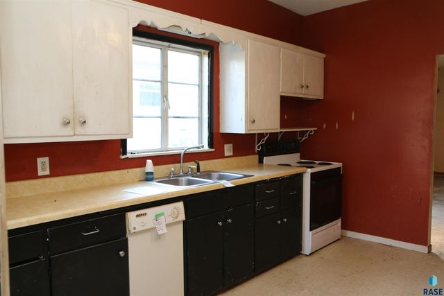 810 Locust St Street, Yankton, SD 57078