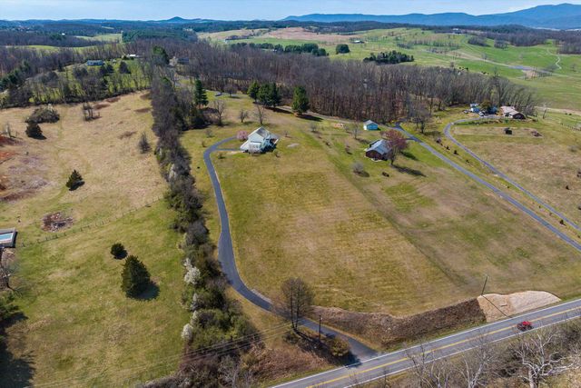 2178 CHURCHVILLE AVE, Staunton, VA 24401