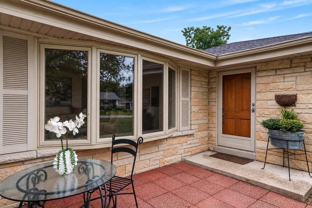 2127 Crestview COURT, Milwaukee, WI 53226