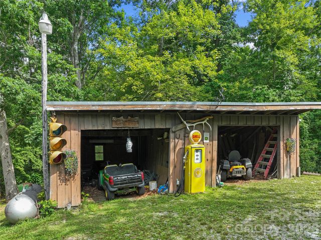 3151 N Bearwallow Road, Hendersonville, NC 28792
