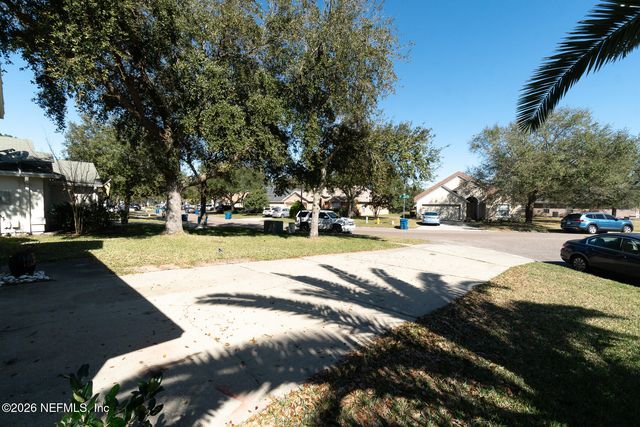 212 BROOKCHASE Lane W, Jacksonville, FL 32225