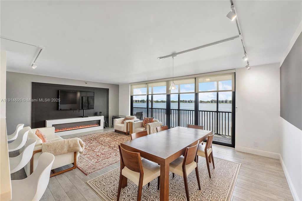 105 Lake Emerald Dr 216, Oakland Park, FL 33309