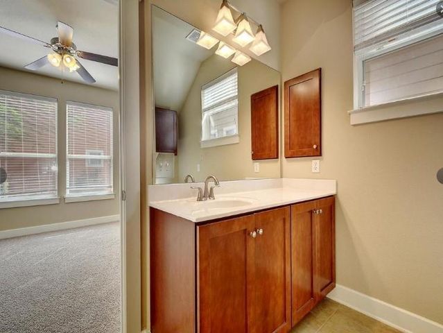 1601 Miriam Ave 203, Austin, TX 78702