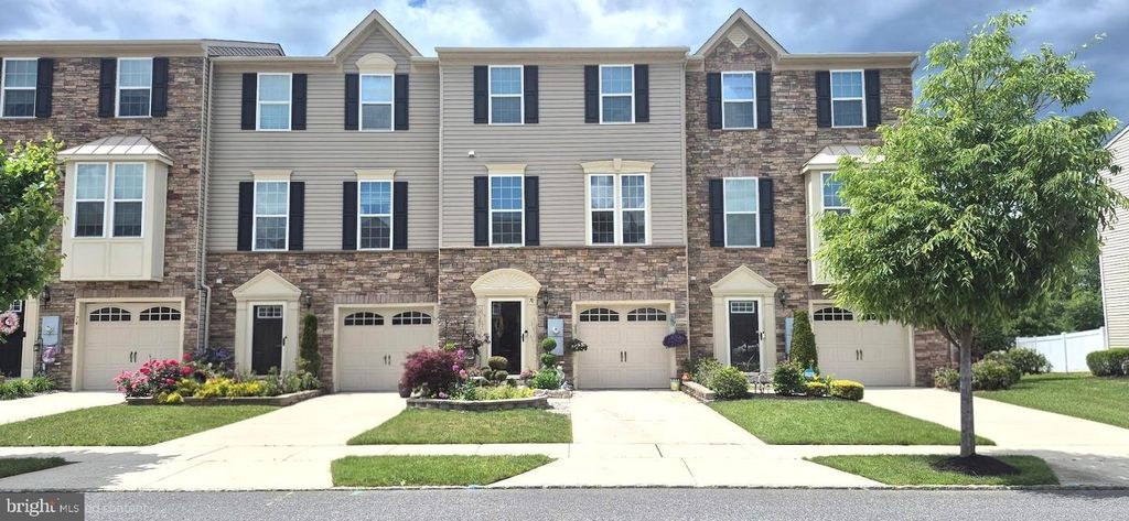70 VILLAGE GREEN LN, Sicklerville, NJ 08081