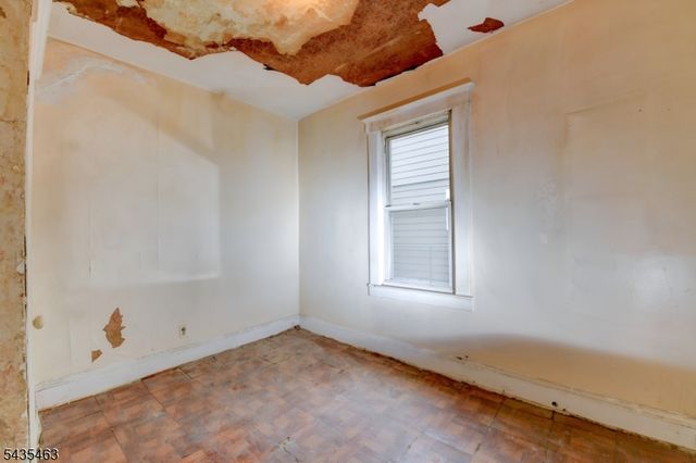 110 W 16Th St, Linden City, NJ 07036