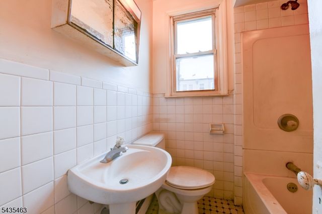 110 W 16Th St, Linden City, NJ 07036