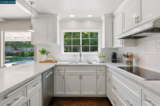 294 Deerfield Dr, Moraga, CA 94556