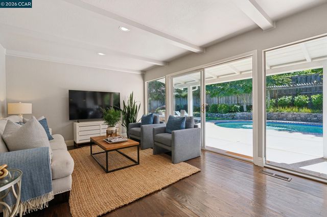 294 Deerfield Dr, Moraga, CA 94556