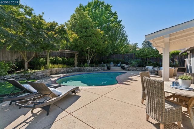294 Deerfield Dr, Moraga, CA 94556