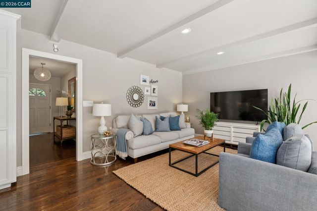 294 Deerfield Dr, Moraga, CA 94556