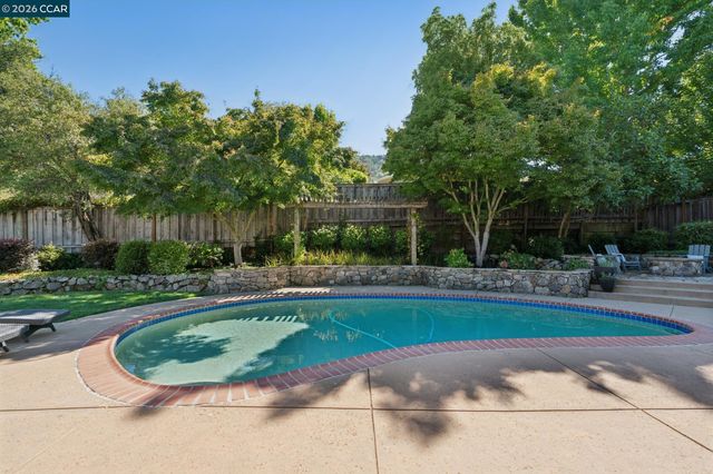 294 Deerfield Dr, Moraga, CA 94556