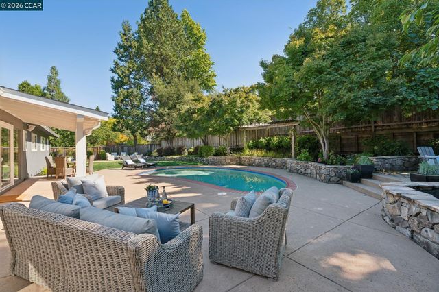 294 Deerfield Dr, Moraga, CA 94556