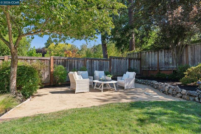 294 Deerfield Dr, Moraga, CA 94556