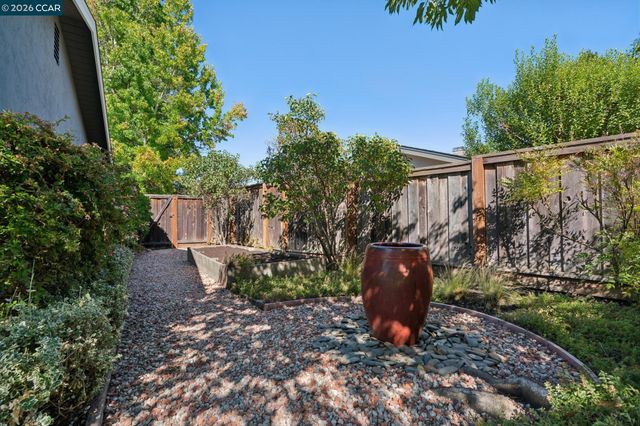 294 Deerfield Dr, Moraga, CA 94556