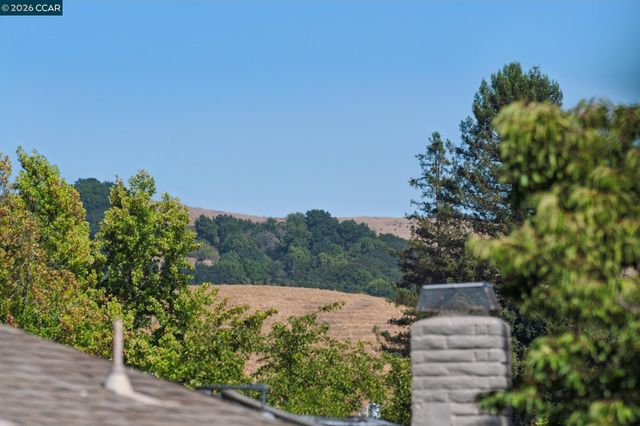 294 Deerfield Dr, Moraga, CA 94556