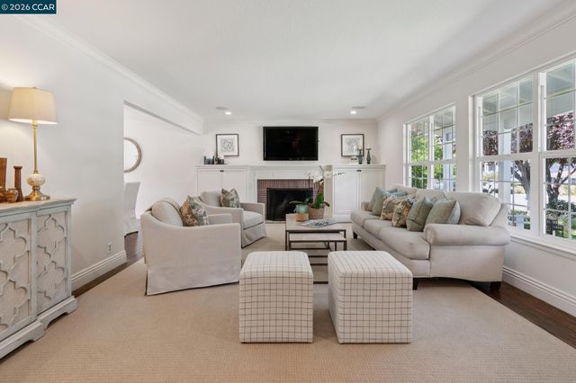294 Deerfield Dr, Moraga, CA 94556