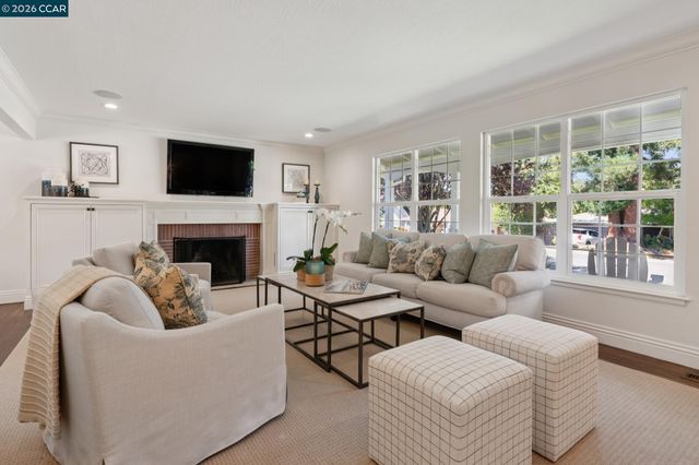 294 Deerfield Dr, Moraga, CA 94556
