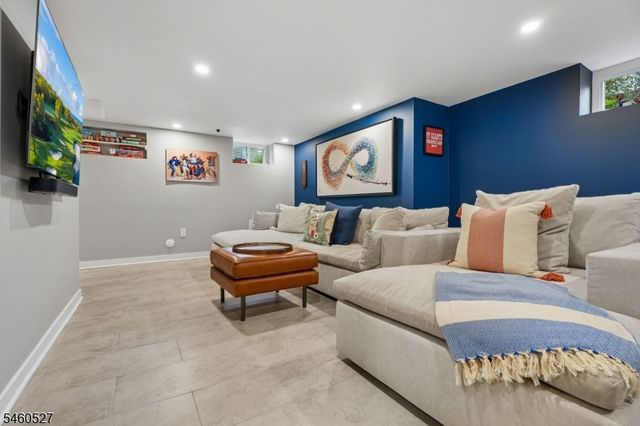 39 Walnut Cres, Montclair Twp., NJ 07042
