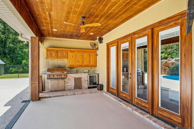 27605 Patterson Rd, Springfield, LA 70462