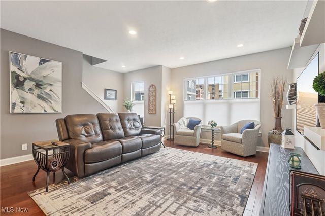 23 Mckinley Place, Lakewood, OH 44107