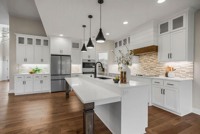 1 S Buffalo Ridge Court, Lake Winnebago, MO 64034