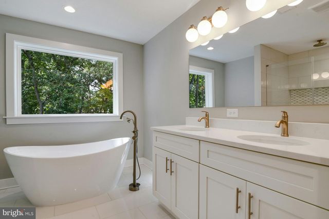 2 RAILROAD AVE, Bayville, NJ 08721