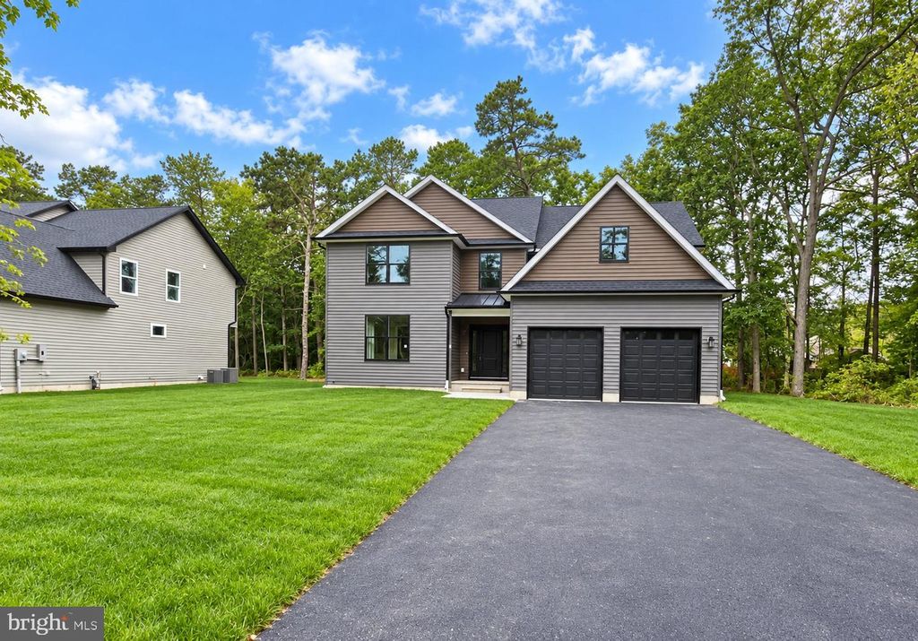 2 RAILROAD AVE, Bayville, NJ 08721