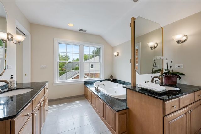 700 Kent Road, Kenilworth, IL 60043