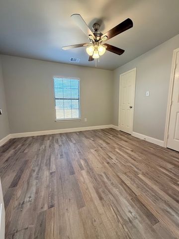 847 E Powell Avenue, Fort Worth, TX 76104