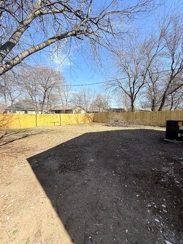 847 E Powell Avenue, Fort Worth, TX 76104