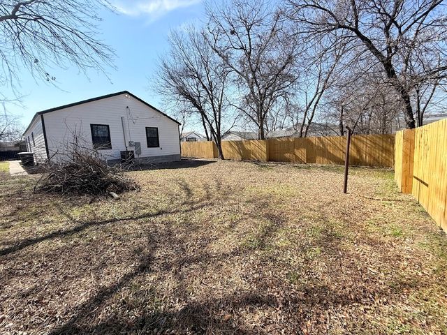 847 E Powell Avenue, Fort Worth, TX 76104