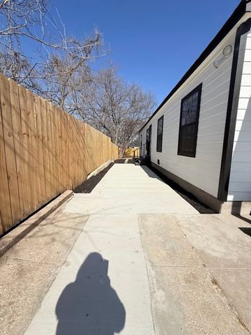 847 E Powell Avenue, Fort Worth, TX 76104