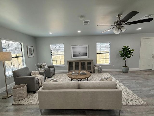 847 E Powell Avenue, Fort Worth, TX 76104