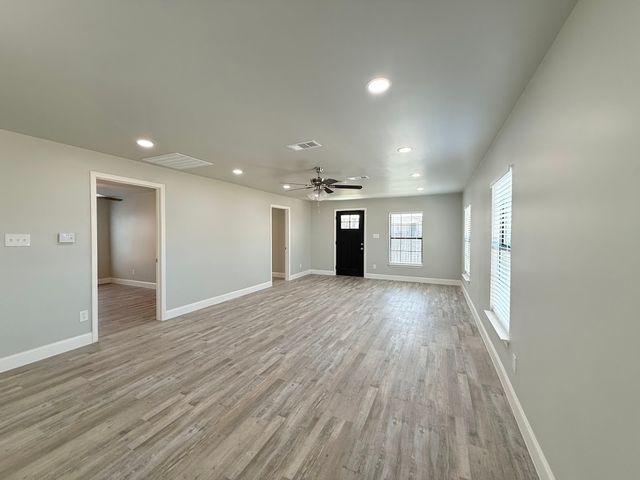 847 E Powell Avenue, Fort Worth, TX 76104