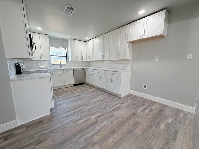 847 E Powell Avenue, Fort Worth, TX 76104