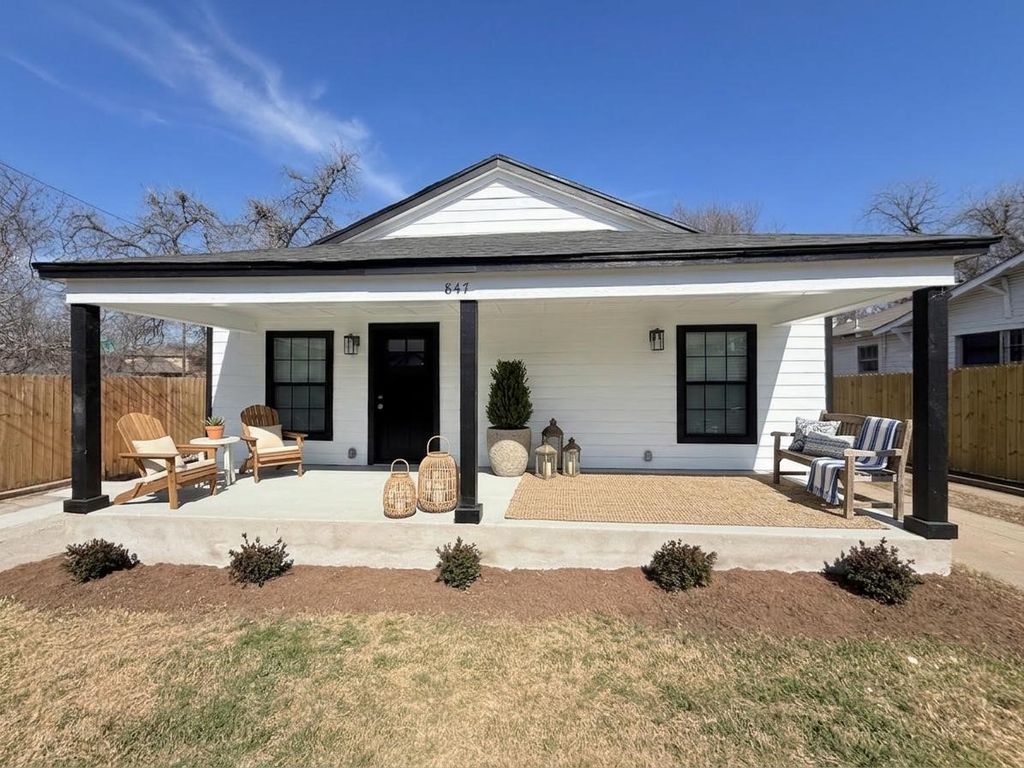 847 E Powell Avenue, Fort Worth, TX 76104