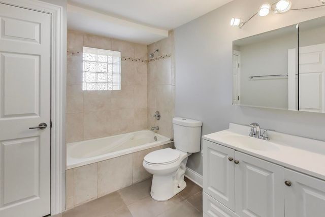 313 E 60th Street 1, Chicago, IL 60637
