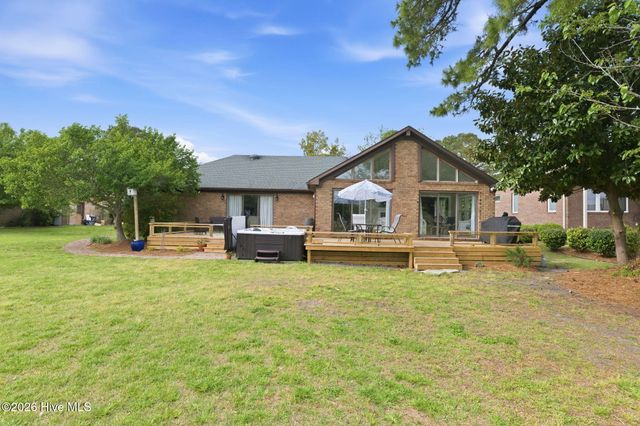 824 Pelican Drive, New Bern, NC 28560