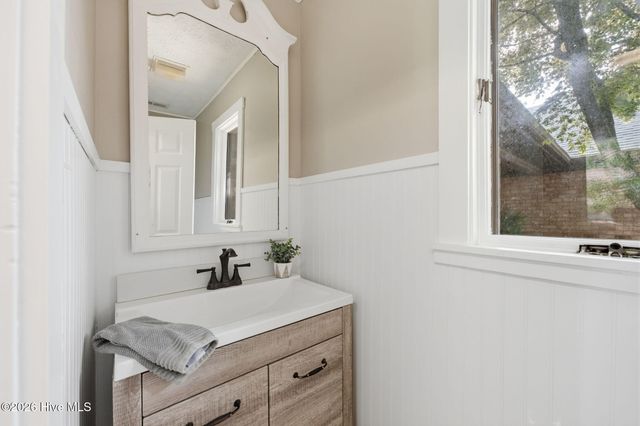 824 Pelican Drive, New Bern, NC 28560