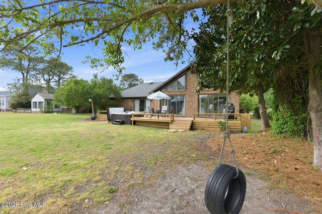 824 Pelican Drive, New Bern, NC 28560