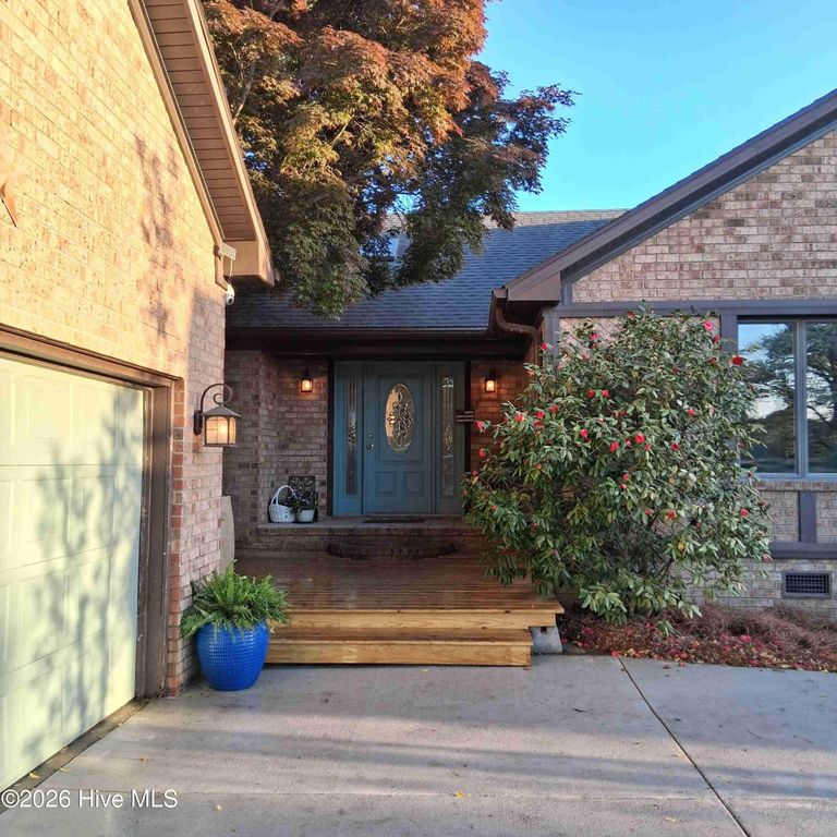 824 Pelican Drive, New Bern, NC 28560