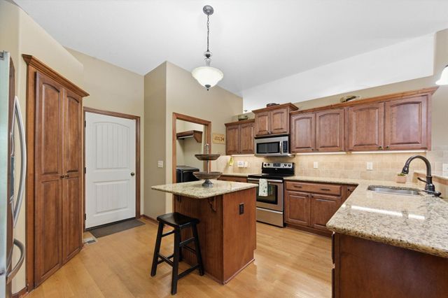 425 S Fawnwood Ct, Wichita, KS 67235