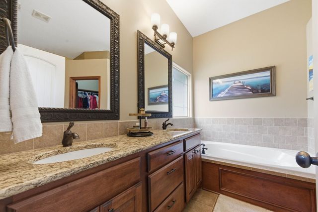 425 S Fawnwood Ct, Wichita, KS 67235