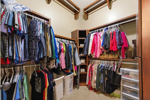 425 S Fawnwood Ct, Wichita, KS 67235