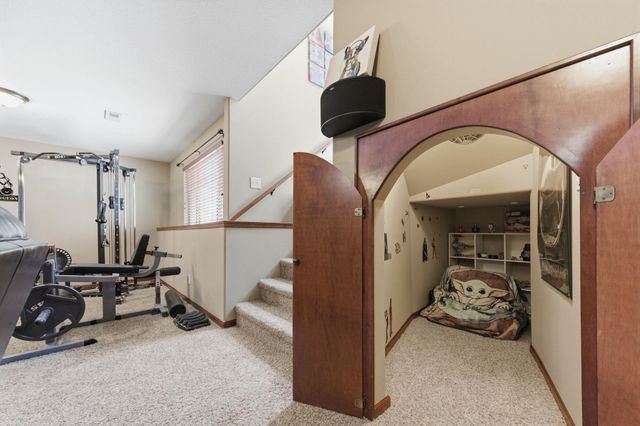 425 S Fawnwood Ct, Wichita, KS 67235