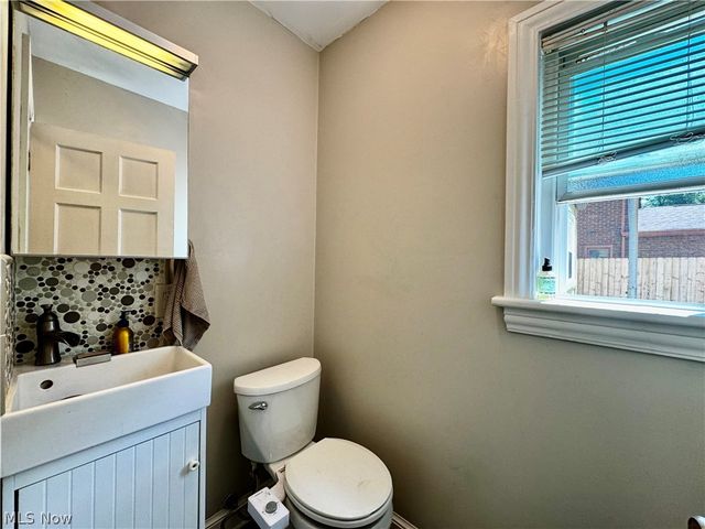 250 Malden Street, Akron, OH 44313